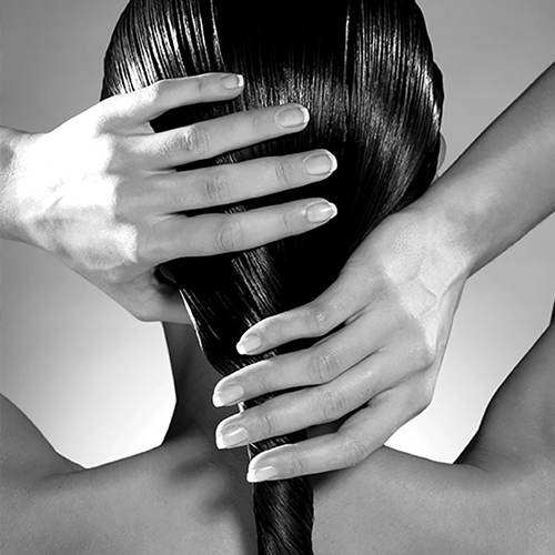 Femme avec les mains dans les cheveux mouillés